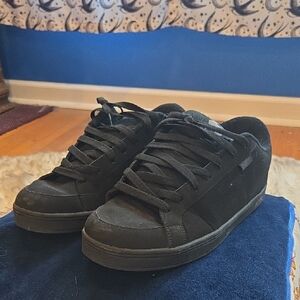 Etnies Black Skate Sneakers with Durable Silhouette
